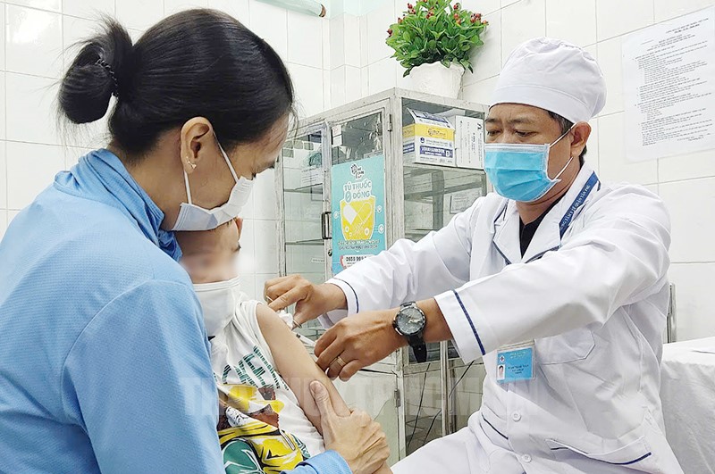 Hơn 310 điểm tiêm trong ngày đầu Chiến dịch tiêm vaccine sởi